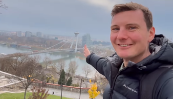 Austrálsky producent si v Bratislave zamiloval jednu z „najškaredších budov sveta“. Kúpil si aj suvenír