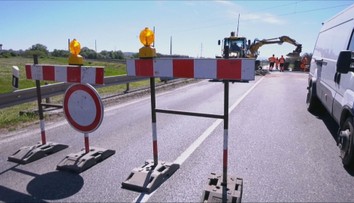 Uzavreté železničné priecestia skomplikovali dopravu na juhu Slovenska. Obmedzenia zasiahli aj známe kúpalisko