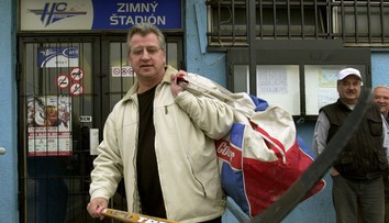 Hokejová legenda Vinco Lukáč nesúhlasí s vyvesením dresu. Má dva dôvody