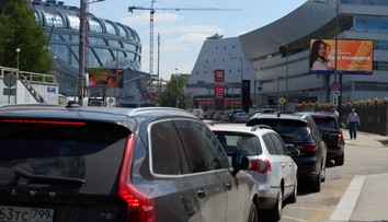 „Snažia sa to zľahčovať. Tvária sa, že benzín je, ale nie je.“ Rady na čerpacích staniciach v Rusku pretrvávajú