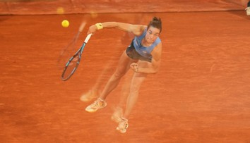 Roland Garros: Francúzska tenistka pokračuje v spanilej jazde. V semifinále vyzve veľkú hviezdu