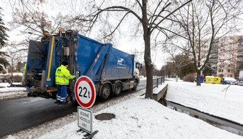 Muž prespal v kontajneri a skončil v lise smetiarskeho auta. Zachránil ho krik