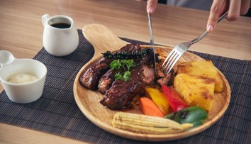 Spôsobia, že vám bude ešte teplejšie. Niektorým jedlám sa v horúčavách vyhnite