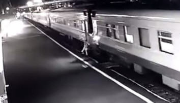 VIDEO: Žena sa snažila naskočiť na vlak, napokon skončila pod jeho kolesami