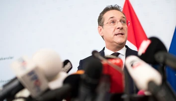 Rakúsky prezident chce predčasné parlamentné voľby v septembri