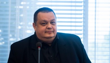 SNS volá po odvolaní hlavného hygienika Mikasa. Mali by sme si vážiť odborníkov, upozorňuje opozícia