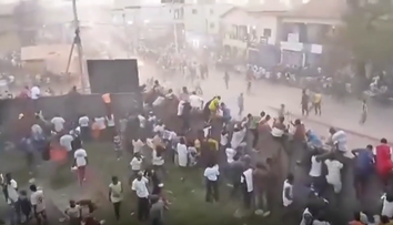VIDEO: Obete po terore na futbalovom zápase v Guinei pribúdajú. Je ich už vyše sto