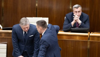 Pri úrade vlády sa to hemžilo limuzínami. Rozuzlenie koaličných sporov ide do finále