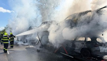 Veľký požiar na D2: Z ôsmich áut a kamióna zostali len torzá