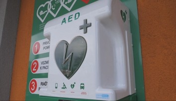 Nechutný čin v Stupave. Spred zdravotného strediska po týždni ukradli život zachraňujúce zariadenie