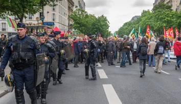 Plamene, násilie a masové zatýkanie: Francúzsko čelí študentským protestom