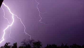 Veľká tragédia. Blesky udreli do školy, o život prišlo najmenej 11 ľudí, medzi nimi aj deti