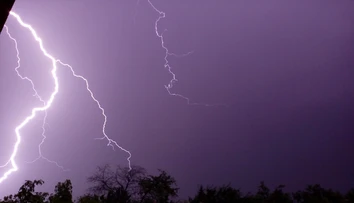 Veľká tragédia. Blesky udreli do školy, o život prišlo najmenej 11 ľudí, medzi nimi aj deti
