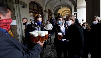 Na večierku v Prahe sa nakazilo 59 ľudí, medzi nimi aj futbalisti