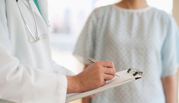 Rakovina často nebolí. Onkológ upozorňuje na nenápadné signály, ktoré ľudia prehliadajú