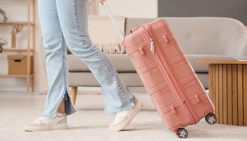 Žena zavrela svojho partnera do cestovného kufra. Ten sa v ňom udusil