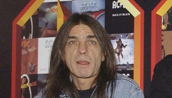 Zomrel gitarista a spoluzakladateľ AC/DC Malcolm Young