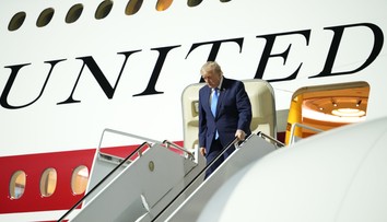 Trump potvrdil, že zo samitu NATO odletel iným lietadlom pre možnú hrozbu