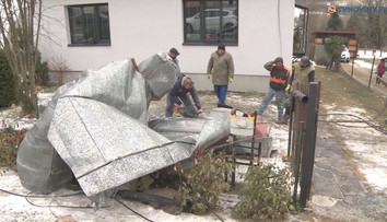 Zničené strechy, autá a potrhané elektrické drôty. Obce rátajú škody po víchrici