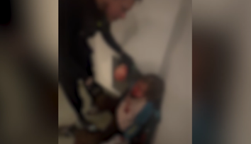 VIDEO: Bili ich obuškami, rezali nožom a všetko si nakrúcali. Ochrankári v známom nákupnom centre týrali bezdomovcov