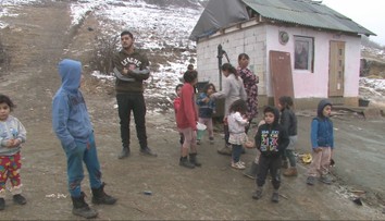 Vybudovali šesť výdajných miest, nefunguje žiadne. Tisíce ľudí z rómskej osady čerpajú vodu z jednej studne