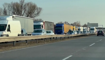 VIDEO: Kolóny na D1 pri Bratislave sú až po zjazdy Bernolákovo aj Senec