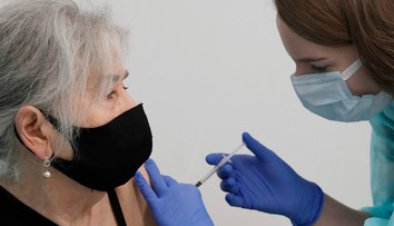 Niektorí seniori čakajú na bonusy zatiaľ márne. Mnohým chýba v systéme záznam o očkovaní