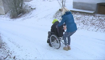 Ján je roky pripútaný na vozík, aj prechádzka je utrpením. Poisťovňa mu odmietla preplatiť dôležitú pomôcku