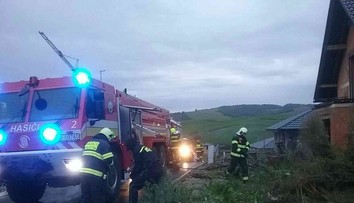 Pohroma po údere blesku. Novostavbu rodinného domu pohltili plamene