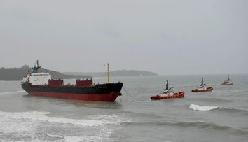 Britániu sužuje víchor. Prevracia nákladiaky a jedna loď už uviazla na plytčine