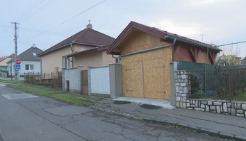 Je to prístrešok alebo garáž? Do susedského sporu je zapojená prokuratúra aj ministerstvo