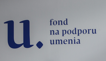 Zamestnanci FPU našli v kanceláriách odpočúvacie zariadenia. Prstom ukazujú na riaditeľa