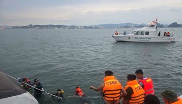 Vo Vietname sa prevrátila loď plná turistov. Zahynulo najmenej 34 ľudí