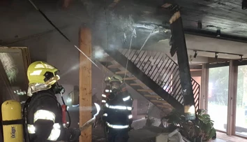 FOTO: V Oščadnici horí chata. Plamene zachvátili obe podlažia stavby