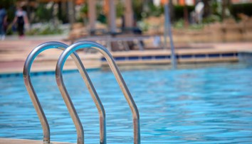 August priniesol turistov, jazvy z júla zostali. Hotely či kúpaliská znižujú straty z prvej polovice leta