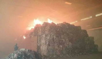 V Harmanci vypukol požiar, horela hala so zberovým papierom