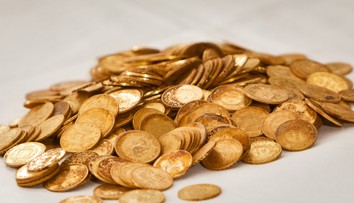 Dvaja Česi objavili počas túry rozprávkový poklad. Iba samotné zlaté mince majú obrovskú hodnotu