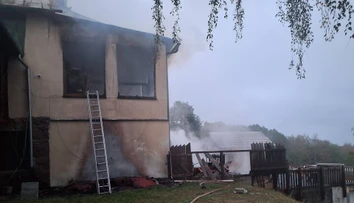 FOTO: Požiar zachvátil chatu pri Počúvadlianskom jazere. Plamene zasiahli polovicu objektu