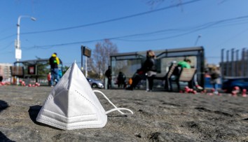 Koniec respirátorom. Hlavný hygienik však odporúča, v ktorých priestoroch sa máme naďalej chrániť