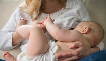 Bábätko zomrelo pri dojčení. Odborníci upozorňujú na chybu, o ktorej väčšina matiek nevie