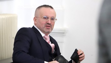 Vladimír Pčolinský zatiaľ ustál presilovku svedkov, ktorí stáli proti nemu. Vysvetľujeme pozadie kauzy exšéfa SIS
