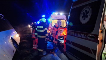 FOTO: Autobus zišiel z cesty a prevrátil sa. Medzi desiatimi zranenými sú aj ťažké prípady