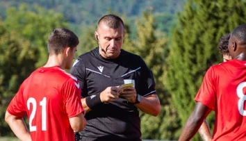 VIDEO: Obrovský škandál v slovenskej lige. Rozhodca ukázal hráčovi dve žlté karty, vylúčenie ale neprišlo