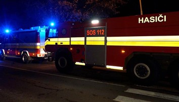 Nočný požiar v centre Žiliny: Plamene sa rozšírili medzi garážami, jeden človek skončil v nemocnici