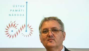 Šéf Ústavu pamäti národa Krajňák nemusí skončiť vo funkcii v októbri, zmeny v úrade ale budú