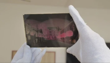 Vyhrnuli si rukávy a podarilo sa im nemožné. Reštaurátori zachránili vzácne sklenené fotografické negatívy