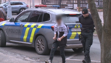 Desivý príbeh: Tomáš (16) mal strčiť expriateľku z 35 metrovej skaly. Dopadla na strechu domu