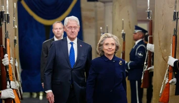 Kauza Epstein dobieha aj Clintonovcov, budú vypovedať pred Kongresom
