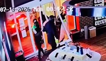 VIDEO: Vlámanie ako z akčného filmu. Nacúvali autom do sklenených dverí, potom prišlo nemilé prekvapenie