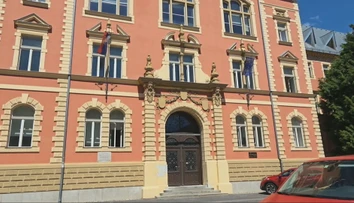 S pištoľou a teleskopom sa mal vyhrážať ľudom v osade. Policajt sa postavil pred súd